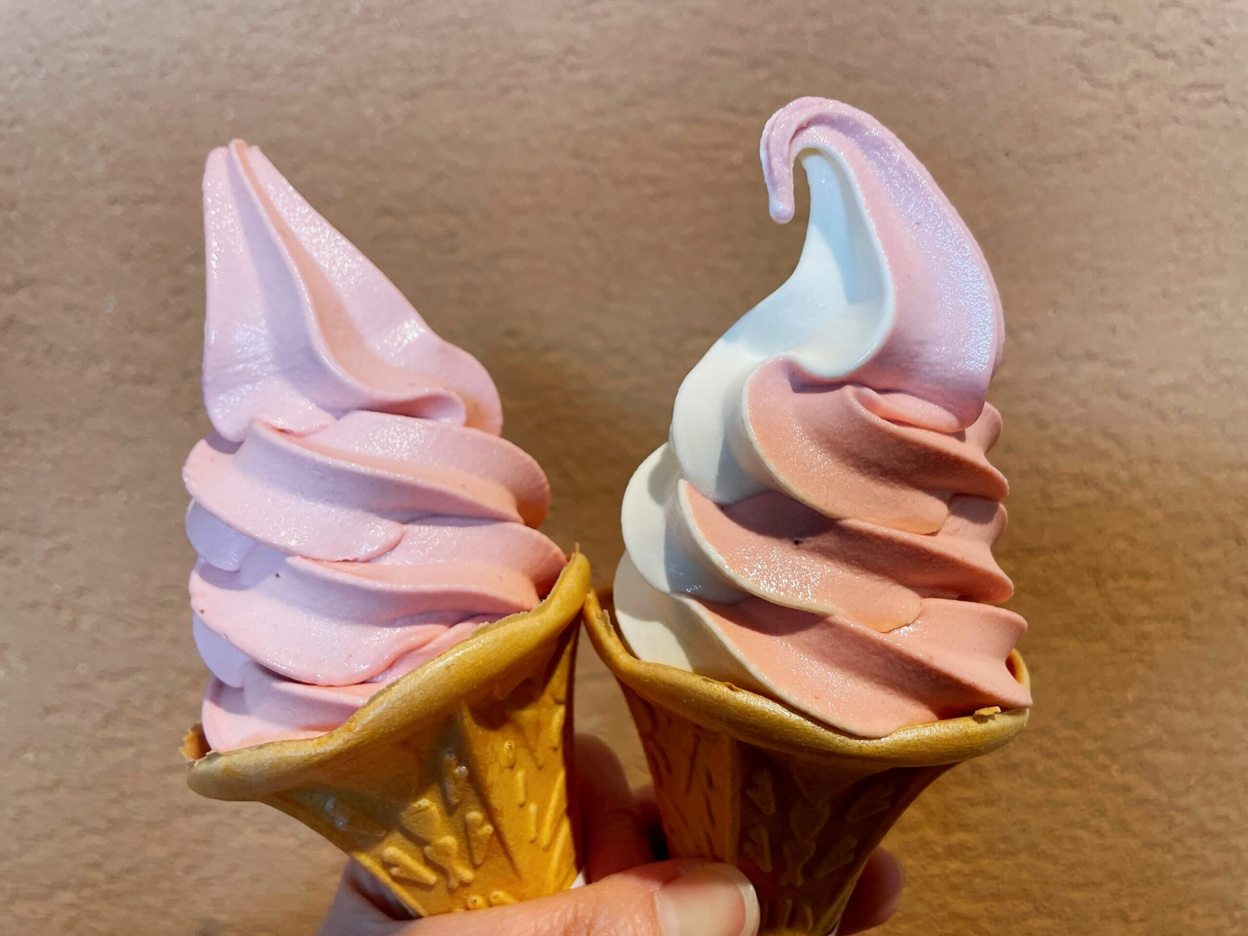 ソフトクリーム<br>（いちご＆バニラ、いちご）