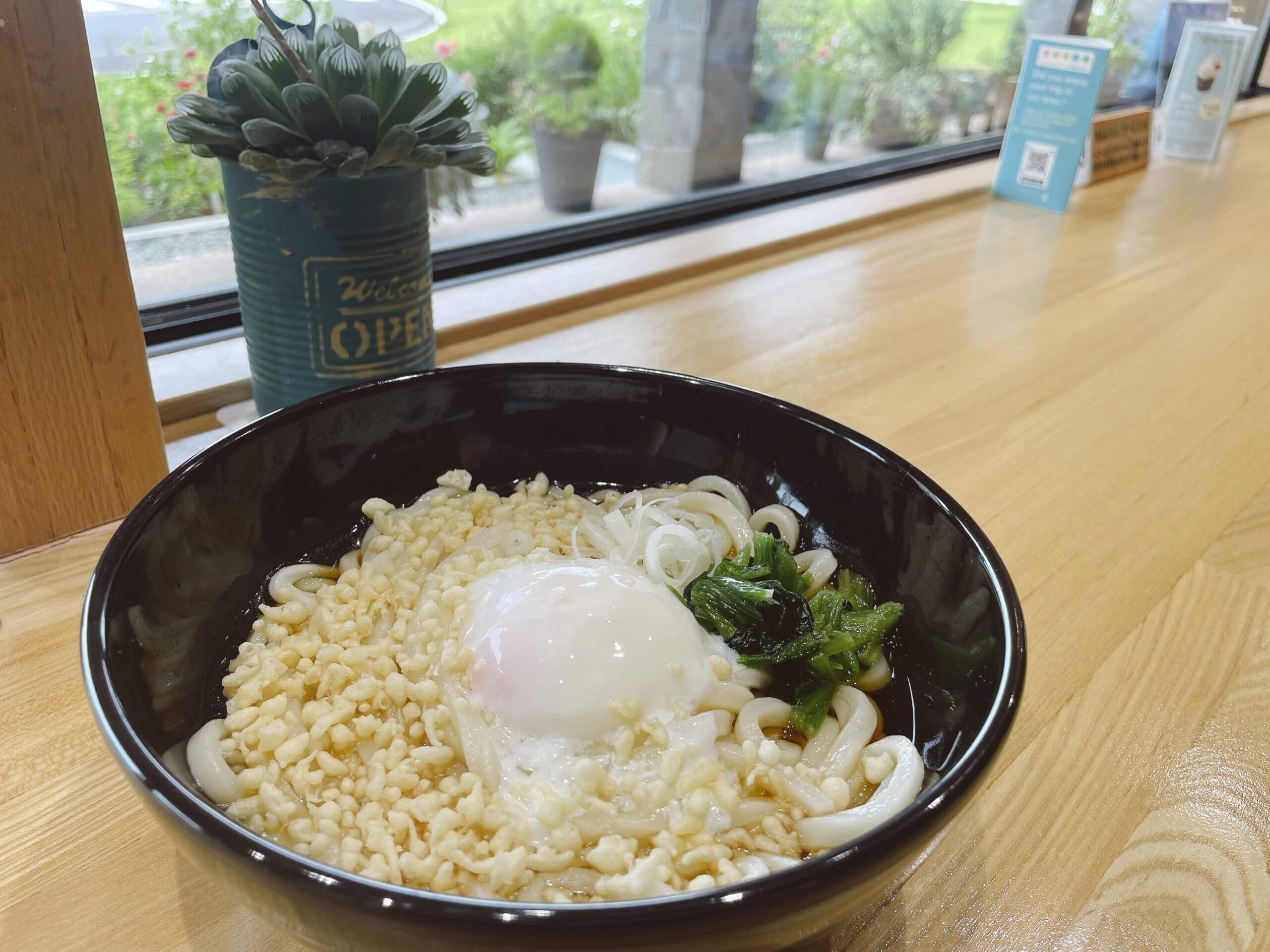 【ランチタイム限定】<br />
たぬきうどん・そば<br />
～菜の花みゆき卵の温玉のせ～