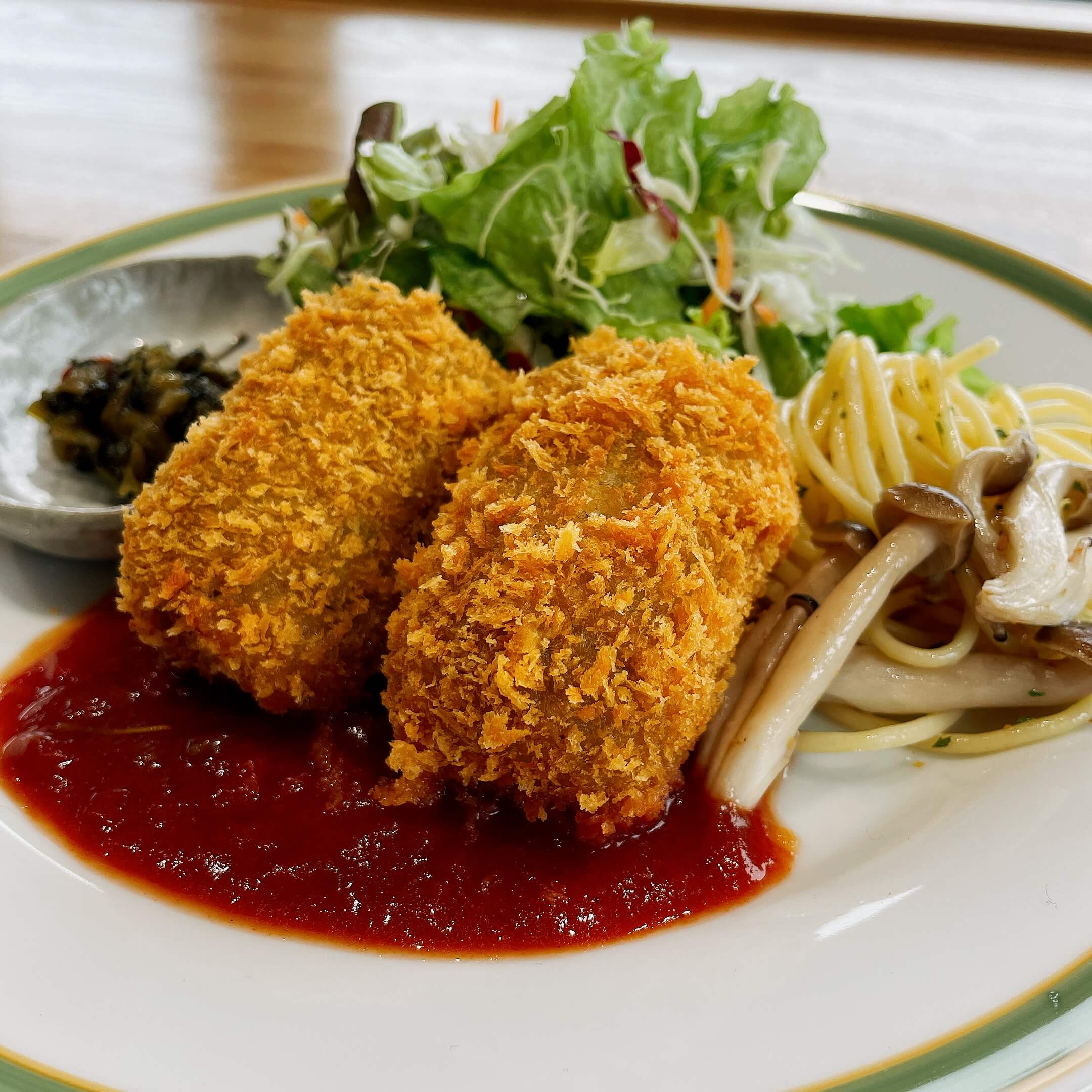 【ランチタイム限定】<br />
坂井芋(里いも)の手作りコロッケ<br />
~特製トマトソース~