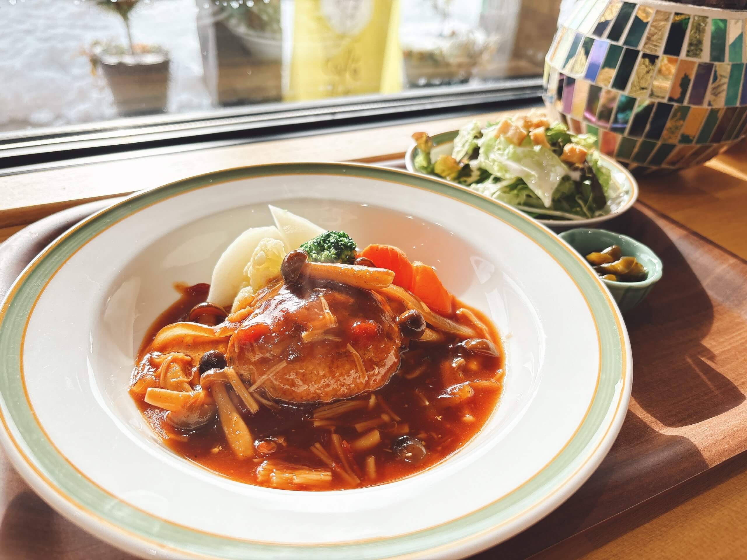 【ランチタイム限定】<br />
みゆきポークときのこの煮込みハンバーグ<br />
～ミニサラダ付き～