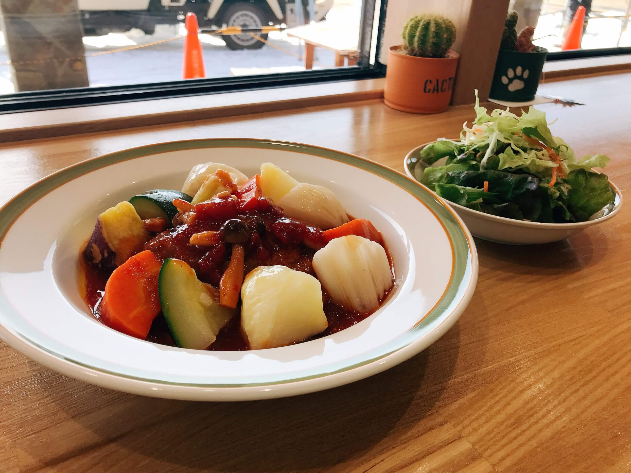 【ランチタイム限定】数量限定<br />
トマト煮込みハンバーグ<br />
～信州ポークと国産牛の合い挽き肉使用～