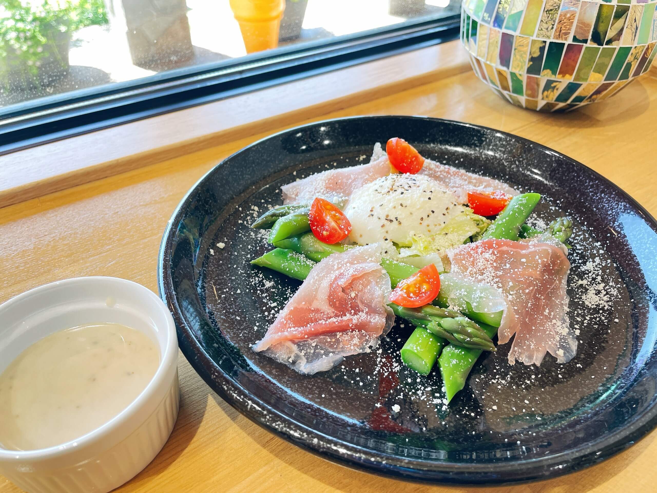 【ランチタイム限定】<br />
アスパラサラダ<br />
~生ハム&シーザーサラダ仕立て~