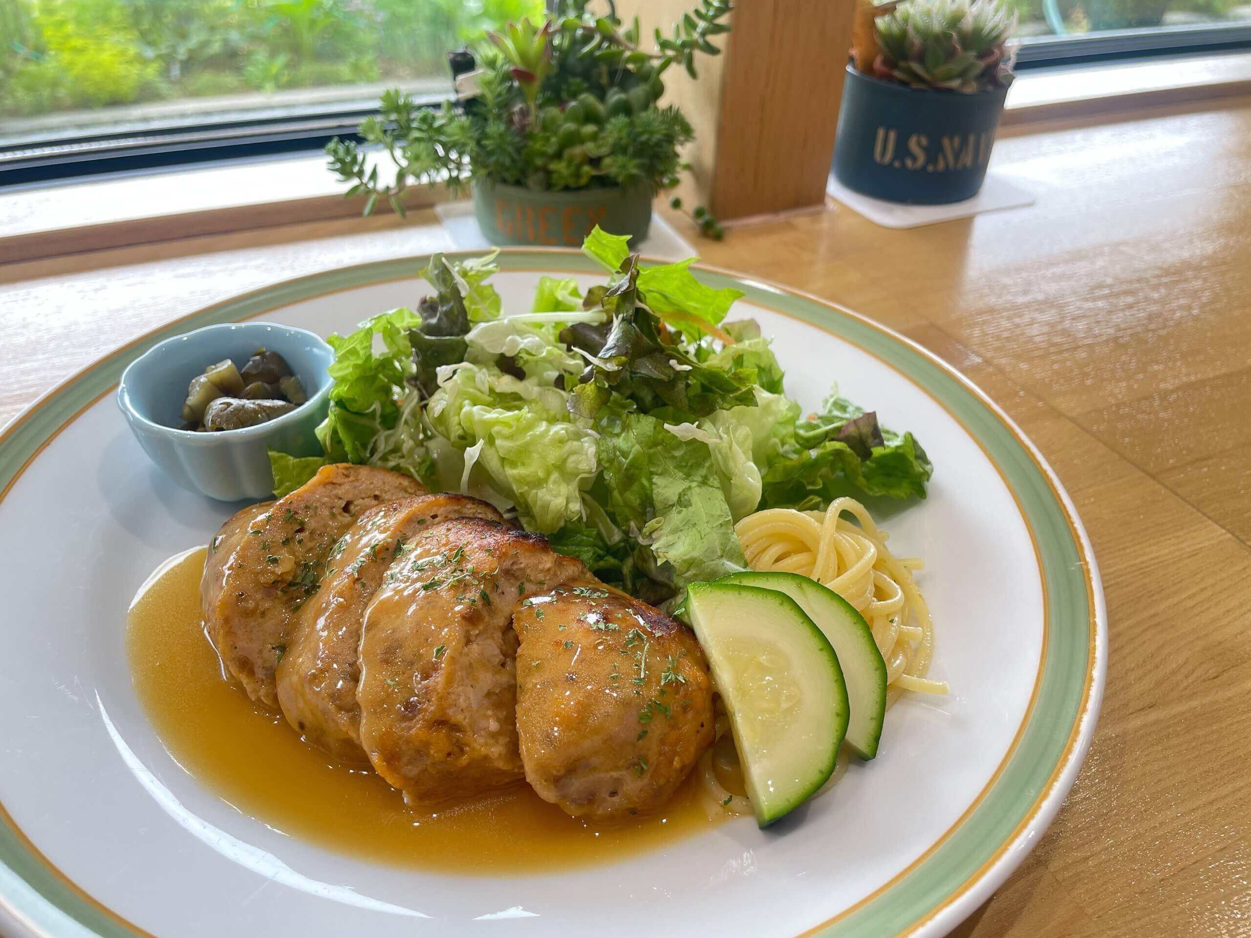【ランチタイム限定】<br />
信州ポークのハンバーグ<br />
~こがし醬油のレモンバターソース~