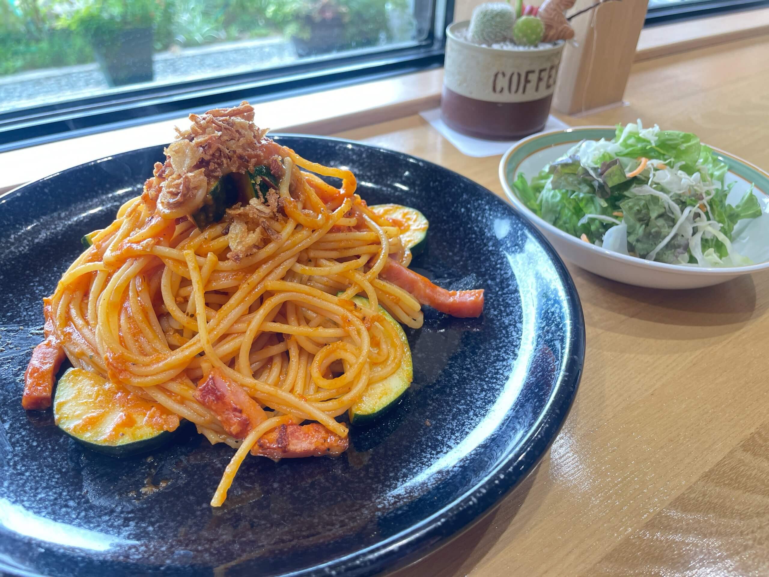 【ランチタイム限定】<br />
ズッキーニ&ベーコンのトマトパスタ<br />
~ミニサラダ付~