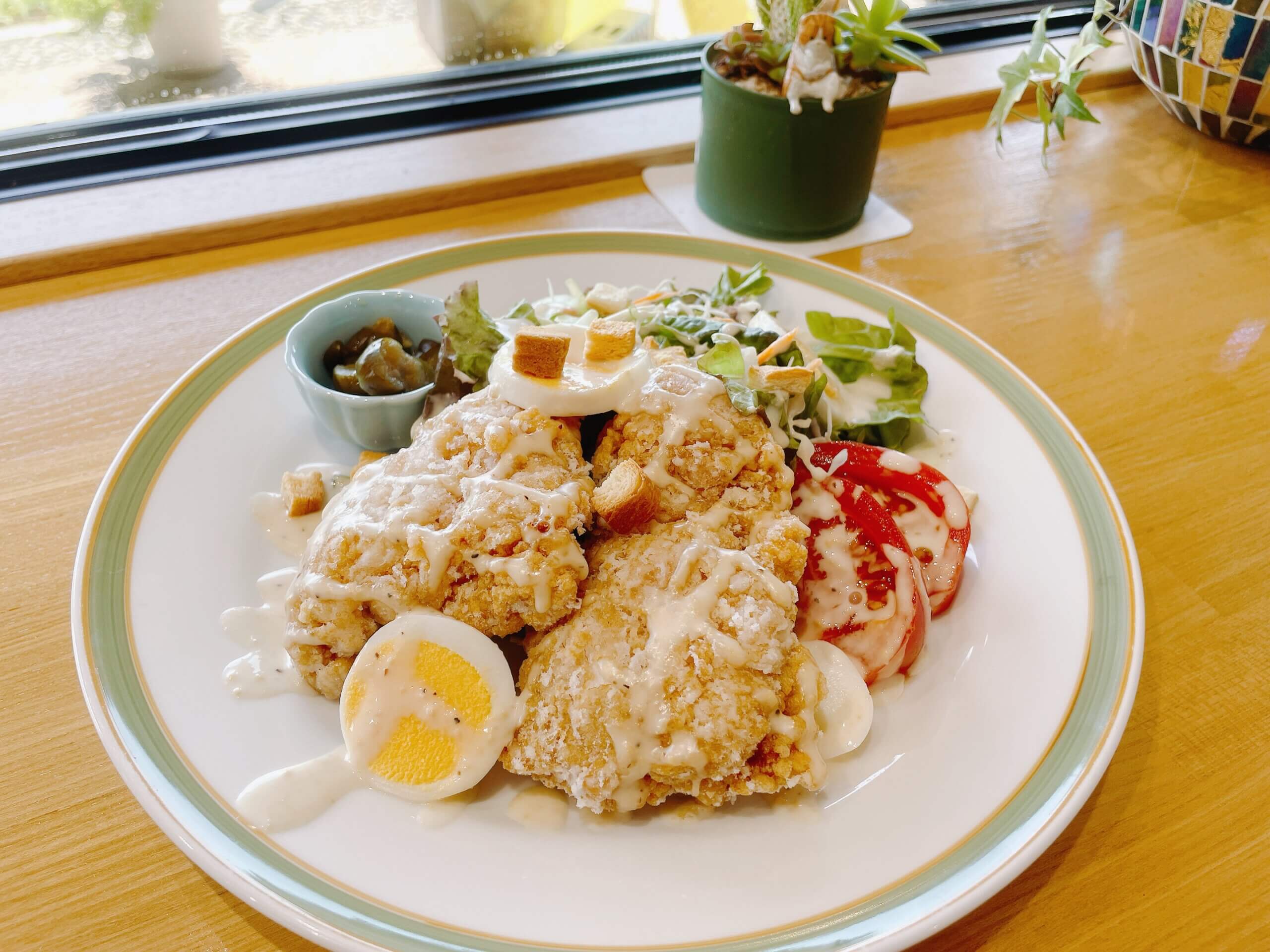【ランチタイム限定】<br />
福味鶏のフライドチキン<br />
～シーザーサラダ仕立て～