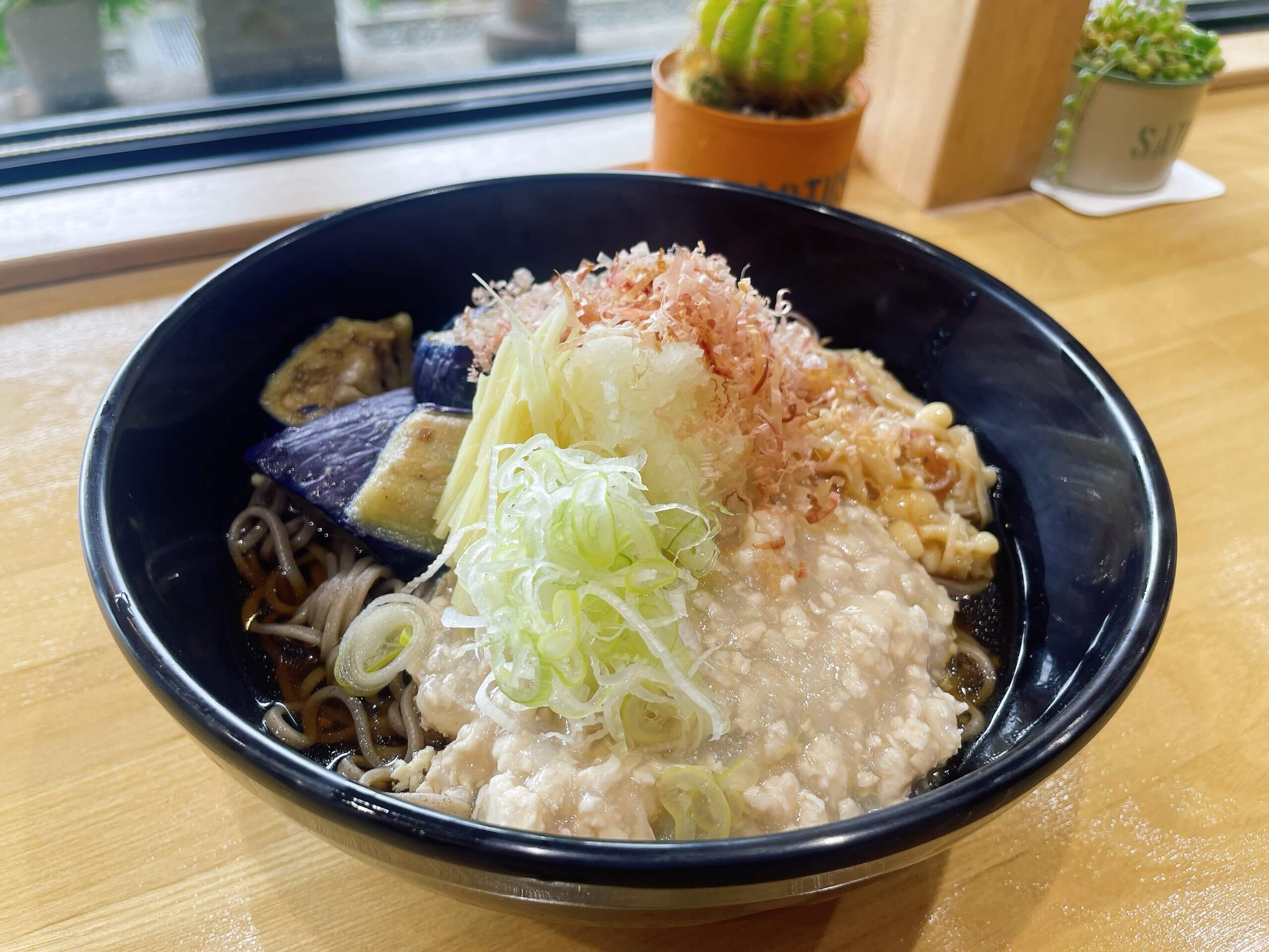 【ランチタイム限定】<br />
福味鶏のそぼろあんと梅なめ茸のそば/うどん（冷）　