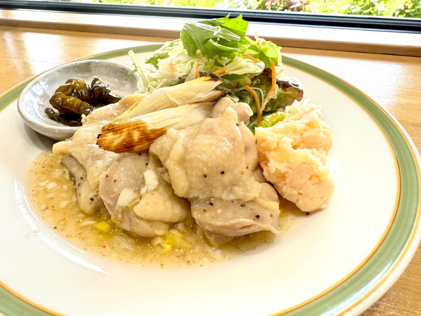【ランチタイム限定】<br />
福味鶏の蒸し鶏<br />
~ネギ塩レモンソース~